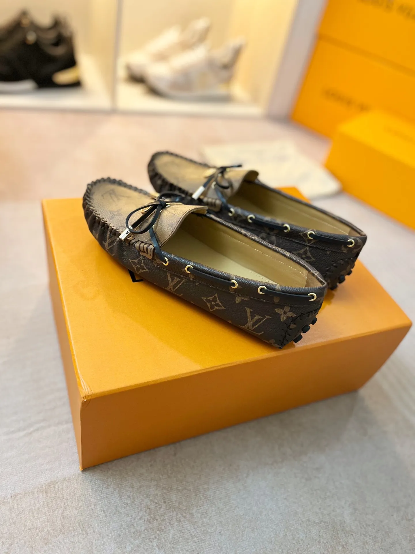 p460💰Couple model❤️🇫🇷 𝙇𝙤𝙪𝙞𝙨 𝙑𝙪𝙞𝙩𝙩𝙤𝙣 🇫🇷Louis Vuitton 2023 Classic𝓛𝓿 𝓣𝓻𝓪𝓲𝓷𝓮𝓻 Sports Series ➪➪➪¯ [Arizona Doudou Shoes Series] ▪️▪️▪️Arizona slip-on shoes are made of Monogram Eclipse canvas. Its hand-painted and dyed edges and hand-sewn uppers fully demonstrate Louis Vuitton's traditional shoemaking craftsmanship. This slip-on shoe is very lightweight. The integrated tongue and upper make it particularly comfortable and flexible. The soft outsole is equipped with rubber padding. Decorated with matching sash. Detailed features: ☑️Monogram Eclipse canvas ☑️Black Eclipse pattern ☑️Hand-painted shoe edges ☑️Hand-sewn uppers (each pair takes time to process) ☑️Integrated tongue and upper construction ☑️Outsole equipped with rubber lining ☑️size: 35_46